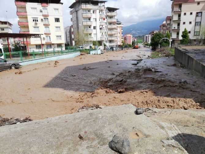 Osmaniye’de şiddetli yağış sele dönüştü