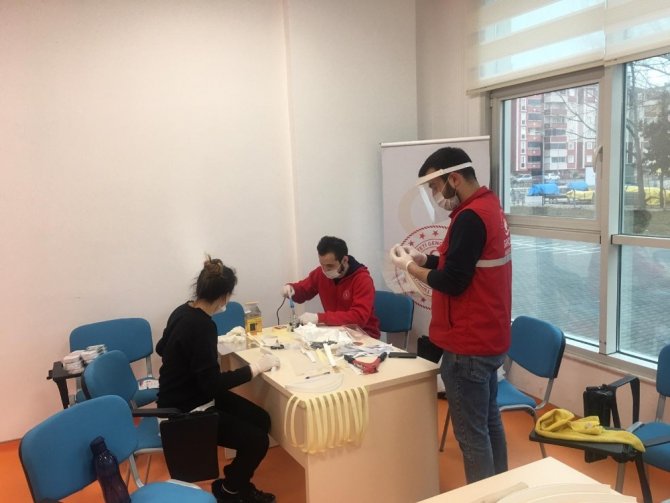 Türkeli Gençlik Merkezi maske üretiyor