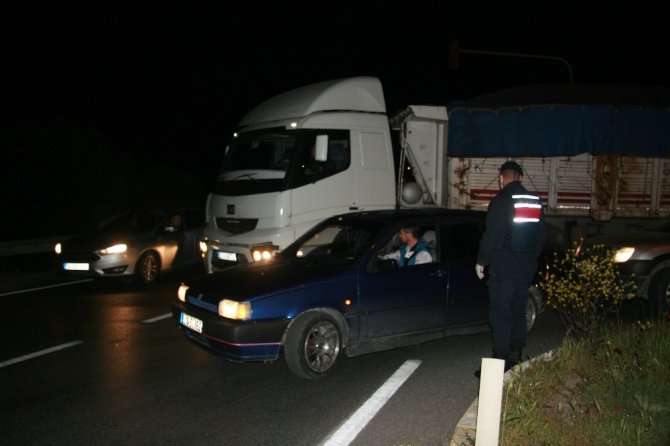 Giriş ve çıkışların kapatıldığı Denizli’de vatandaşlar polis ekiplerini ikna etmeye çalıştı