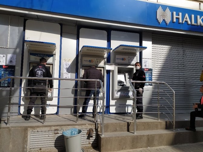 Polisten, Suriyeli vatandaşlara ATM desteği