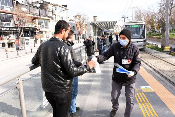 Konya Büyükşehir toplu ulaşımı kullanan yolculara maske dağıttı