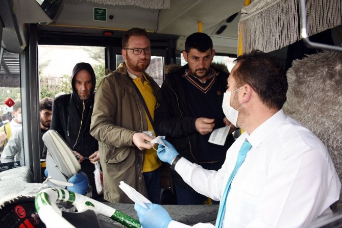 Konya Büyükşehir toplu ulaşımı kullanan yolculara maske dağıttı