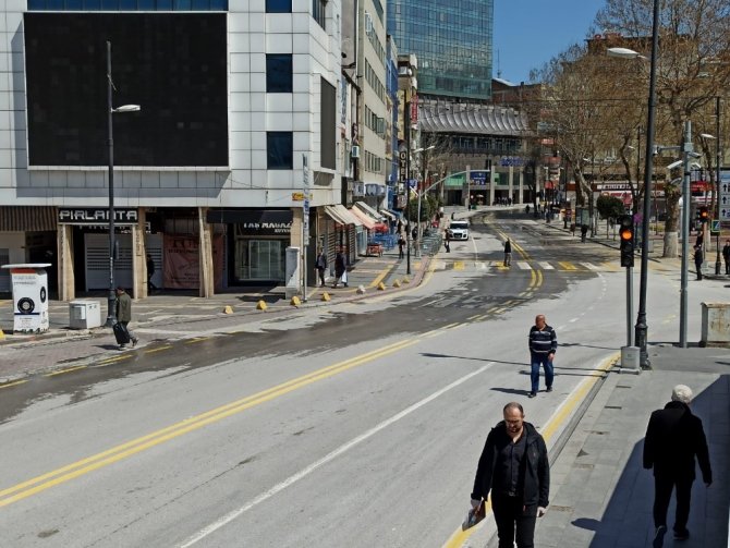 Malatya’da ana caddeler boş kaldı