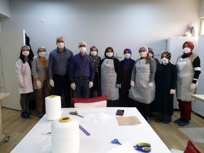 Orhaneli Halk Eğitim Merkezi öğreticiler gönüllü maske üretiyor