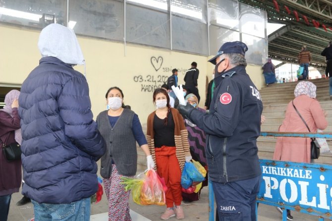 Kırıkkale’de pazarcı esnafına ve vatandaşlara ücretsiz maske dağıtıldı