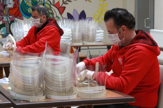 Seri üretim ile 10 günde 10 bin ‘siper maske’ üretmeyi hedefliyorlar