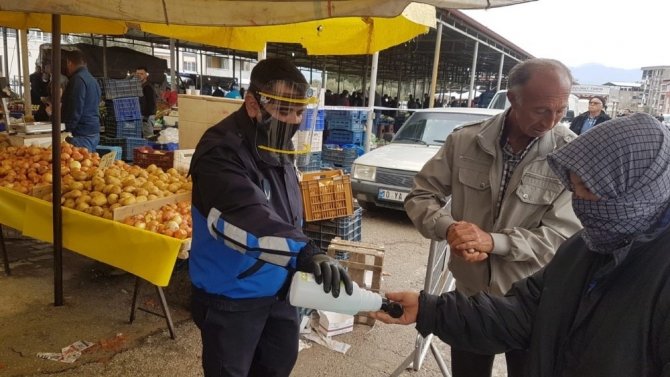 Edremit Belediyesi vatandaşa ücretsiz maske dağıttı