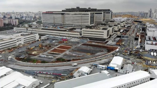 Başakşehir Şehir Hastanesi yolundaki hummalı çalışma drone ile görüntülendi