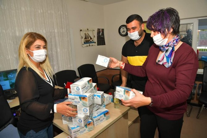 Çukurova’da ücretsiz maske dağıtımı