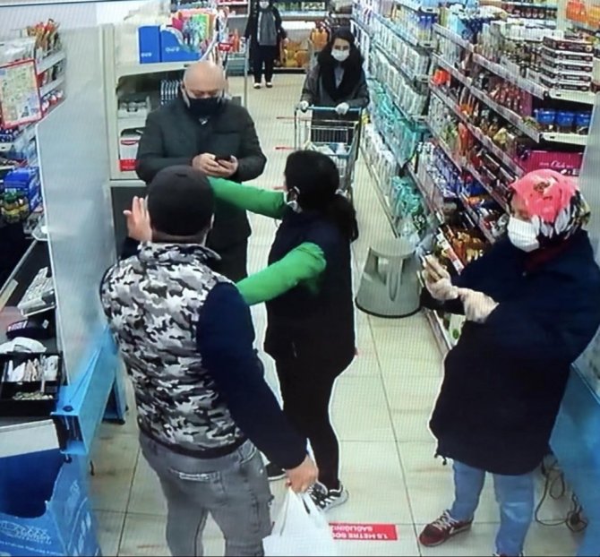 Maskesiz alışveriş yapmak isteyen kişi vatandaşlarla tartıştı