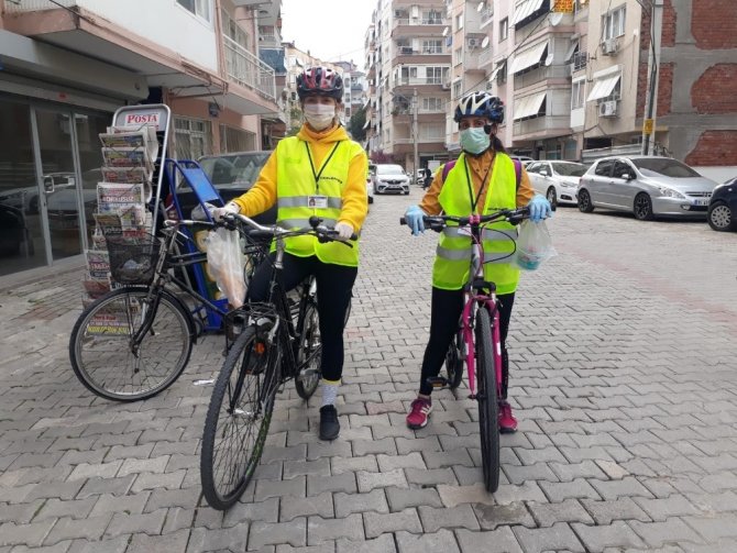 İzmir’de gönüllü ekip, yaşlılara yardım için pedal basıyor