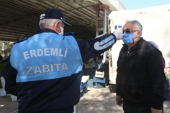 Erdemli’deki pazar yerlerinde vatandaşlara ücretsiz maske dağıtıldı