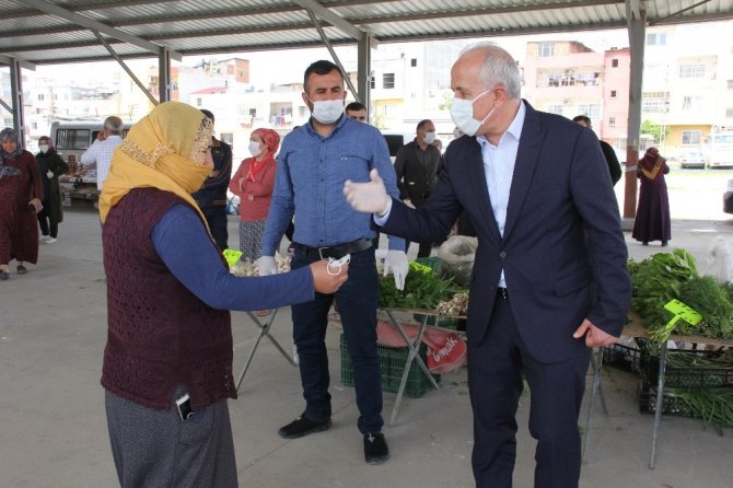 Mersin’de belediye başkanı pazarda maskesiz gezenlere geçit vermedi