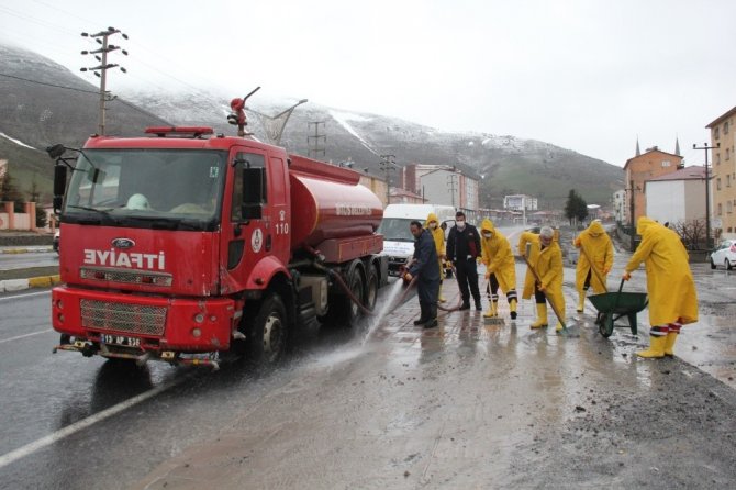 Bitlis Belediyesi kaldırım ve caddeleri köpüklü suyla yıkıyor