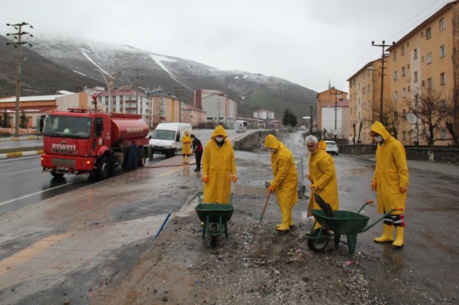 Bitlis Belediyesi kaldırım ve caddeleri köpüklü suyla yıkıyor