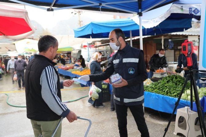 Pamukkale Belediyesi pazar yerlerinde maske dağıtımına başladı