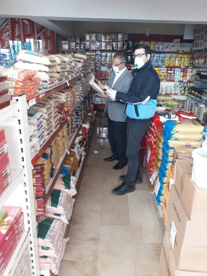 Dicle’de semt pazarlarında vatandaşlara maske ve eldiven dağıtıldı