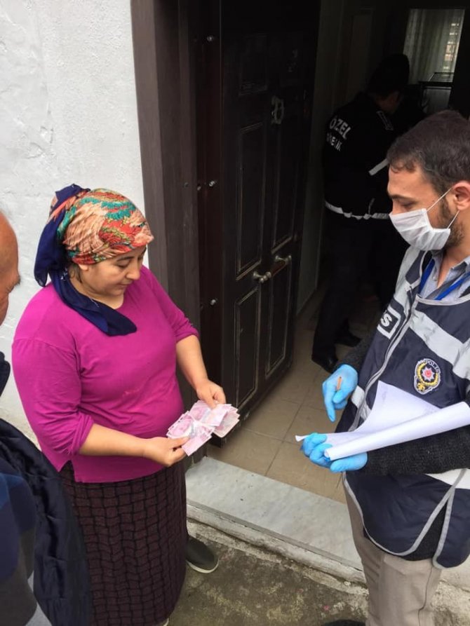 Gediz’de polis ve jandarma ekipleri kapı kapı yardım dağıttı