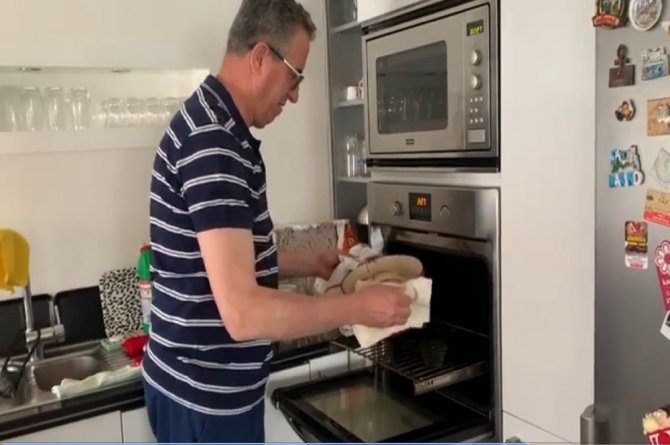 Başkan Arda, ‘Evde kal’ çağrısına uydu, evde ekmek yaptı