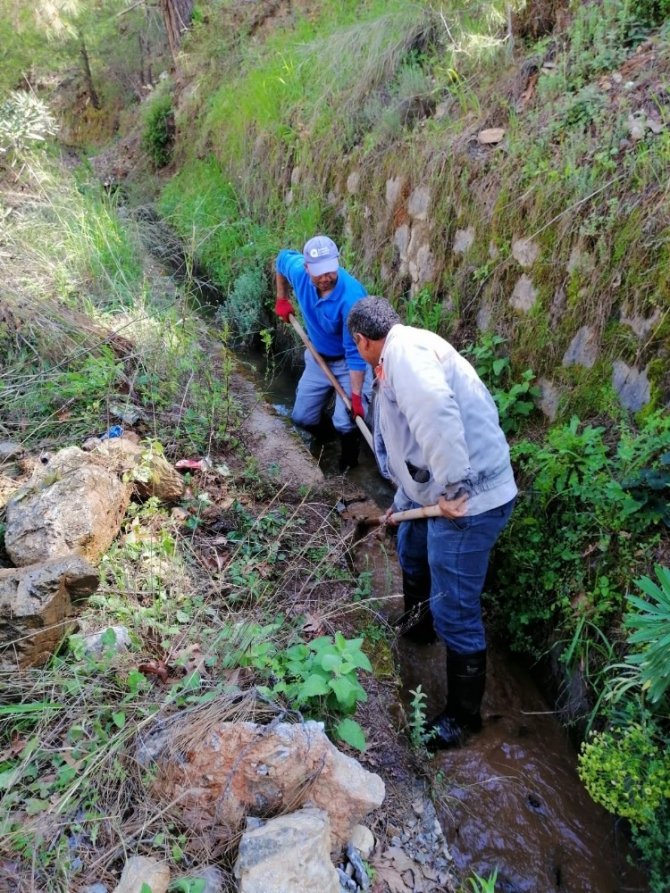 Alanya’da sulama kanallarını temizliyor