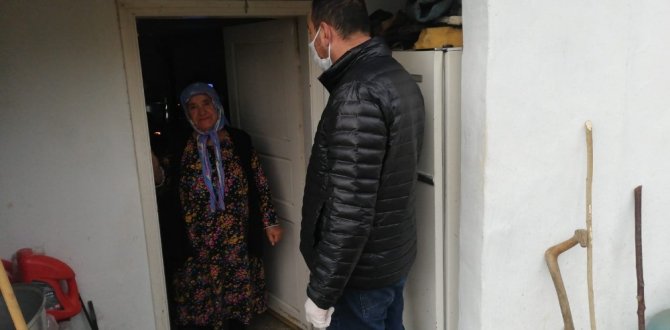 Köy muhtarı kapı kapı dolaşıp 65 yaş üstü vatandaşların ihtiyaçlarını karşıladı