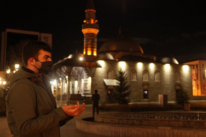 Erzurum’da Berat gecesi camilerden dualar yükseldi