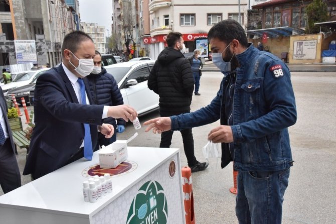 Esnaf ve vatandaşlara ücretsiz maske ve dezenfektan dağıtımı