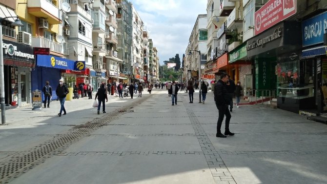 İzmir’de işlek caddeye ilginç önlem