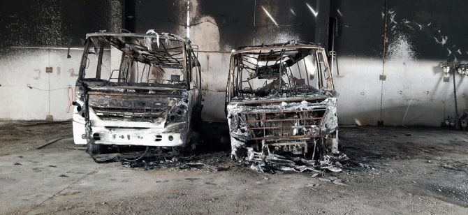 Belediye garajında yangın çıktı, 2 minibüs yandı