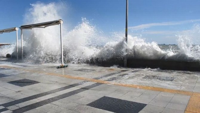 Marmara’da hırçın dalgalar: Dev dalgalar 30 metreye ulaştı