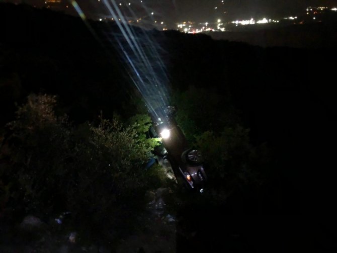 Bursa’da kontrolden çıkan otomobil 30 metre şarampole uçtu