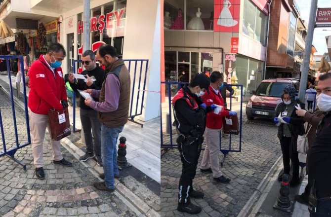 Kızılay vatandaşlara ücretsiz maske dağıtıma başladı