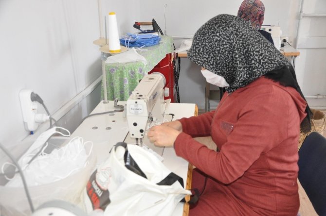 Sorgun’lu gönüllü bayanlar günde 2 bin adet maske üretiyor