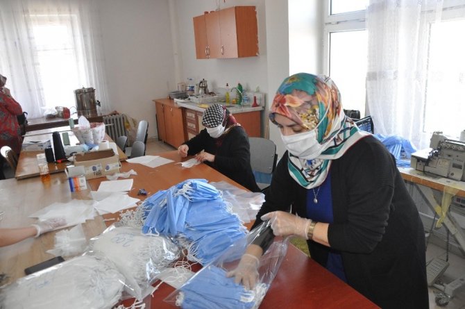 Sorgun’lu gönüllü bayanlar günde 2 bin adet maske üretiyor