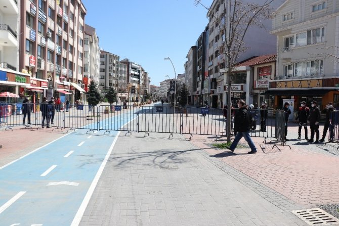 Bolu’da, kentin en işlek caddesi bariyerle yayalara kapatıldı