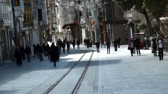 Güneşin kendini göstermesiyle Taksim’de insan hareketliliği yaşandı