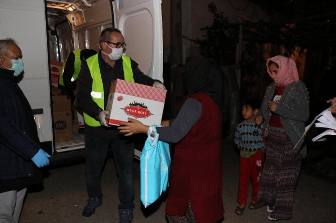 Kocaeli’de ihtiyaç sahibi ailelere ve esnaflara 105 bin kolilik gıda yardımı