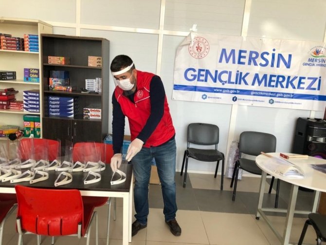 Mersin Gençlik Merkezi, sağlık çalışanları için siperlik maske üretimine başladı