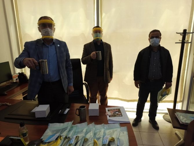 Sağlık çalışanlarına ücretsiz koruyucu yüz siper maskesi