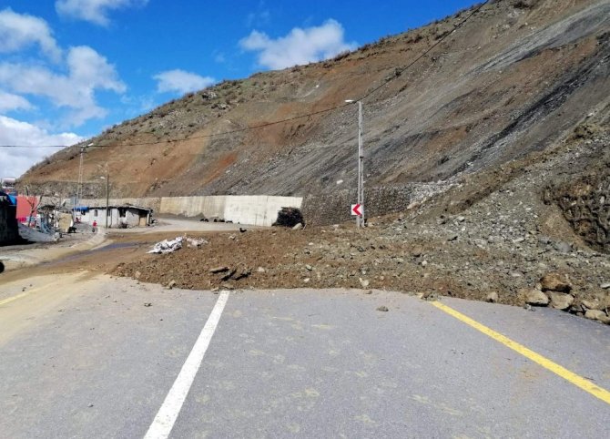 Siirt’te heyelan içme suyu borularını patlattı, 11 köy susuz kaldı