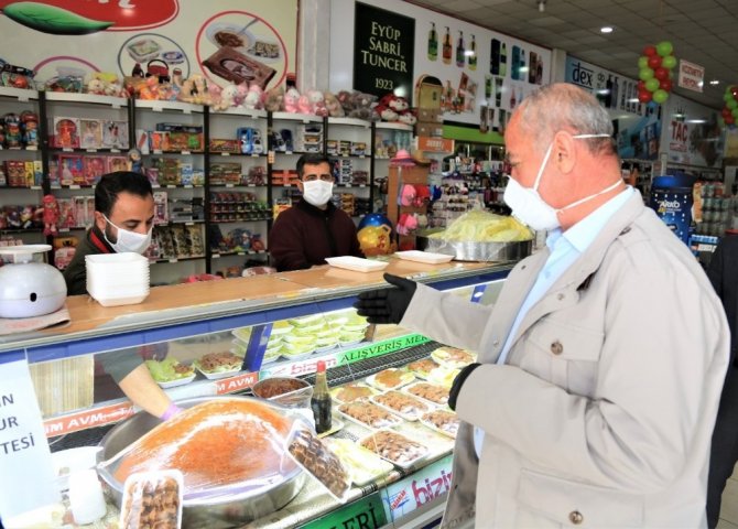 Tuşba Belediyesinden maske ve eldiven dağıtımı