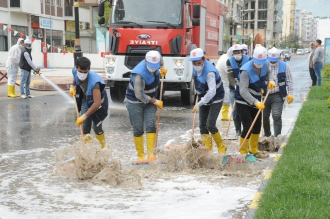 Cizre Belediyesi caddeleri dezenfekte ediyor