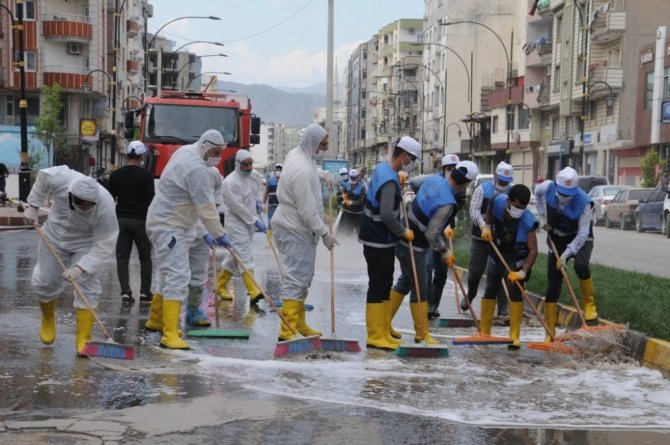 Cizre Belediyesi caddeleri dezenfekte ediyor