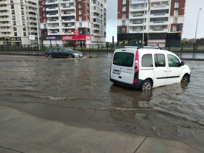 Diyarbakır’da sağanak yağış hayatı olumsuz etkiledi