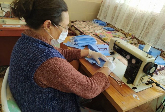 Koçarlı Belediyesi ve kadınlar el ele maske üretimine başladı