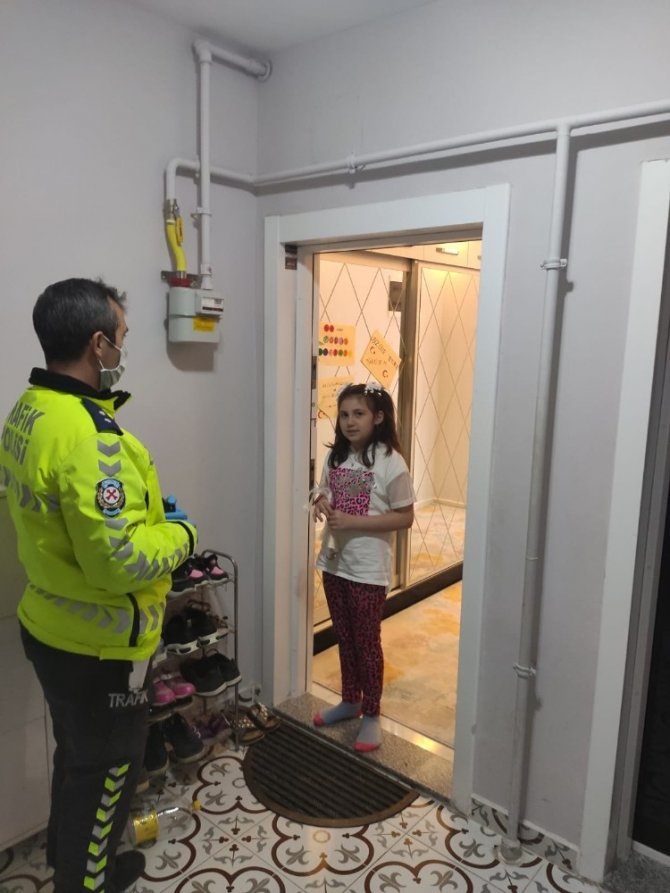 Küçük kız bağış kampanyası için polisten yardım istedi