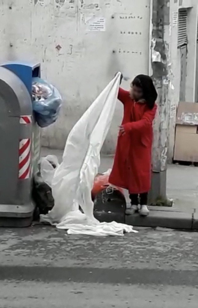 Yasağa uymayan çocuklar, çöp konteynerine girerek giysi topladı