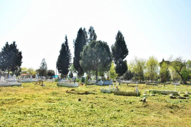 İncirliova’da belediye mezarlıkları temizliyor