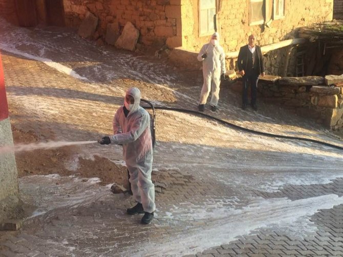 Karantinaya alınan Çakırlar köyüne dezenfekte desteği