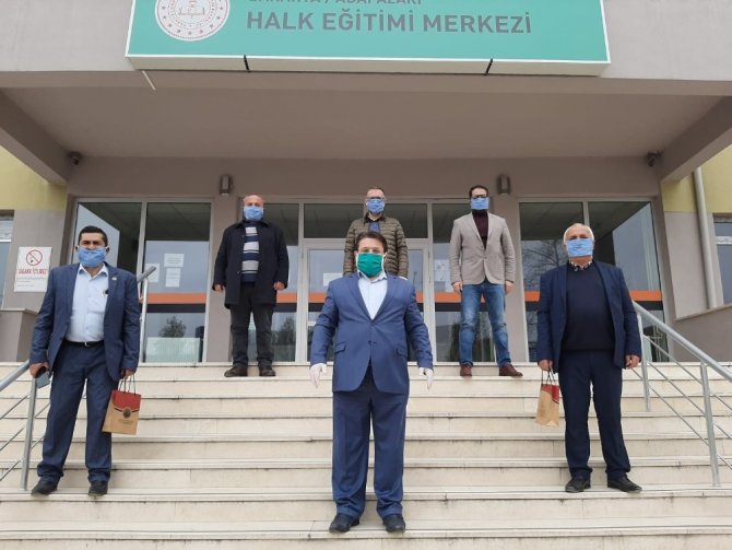 Sakarya’da 84 mahallede 2 bin 100 kişiye maske ulaştırıldı